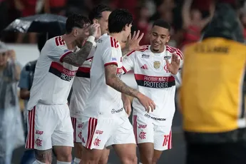 FLAMENGO GOLEIA O VASCO E AMPLIA VANTAGEM NA LIDERANÇA