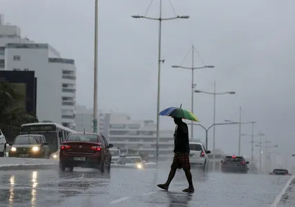 CHUVA PROVOCA AMEAÇAS DE DESABAMENTO E QUEDA DE ÁRVORES EM SALVADOR
