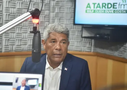 GOVERNADOR CONDENA FALTA DE ÔNIBUS EM SALVADOR E VIAGEM DE SECRETÁRIO A PARIS