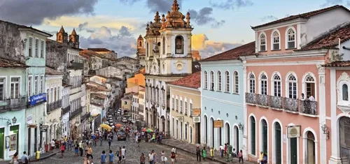 ESCOLA OLODUM COMEMORA 43 ANOS COM SHOW E CORTEJO NO PELOURINHO