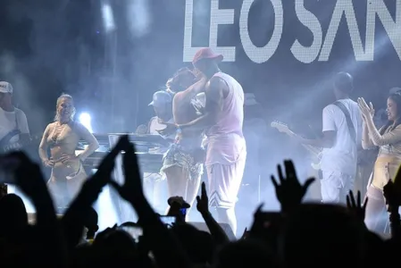 LÉO SANTANA E LORE IMPROTA SE BEIJAM DURANTE SHOW DO CANTOR EM CAMAROTE