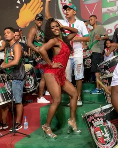 ERIKA JANUZA MOSTRA SAMBA NO PÉ NA QUADRA DA GRANDE RIO