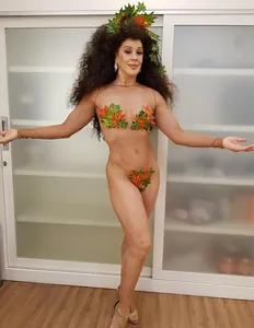 CLAUDIA RAIA EXIBE CORPÃO FANTASIADA DE EVA