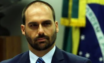 EM MEIO A INVESTIGAÇÕES, EDUARDO BOLSONARO PEDE LICENÇA DO MANDATO PARA SE "EXILAR" NOS EUA
