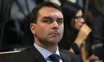NA EUROPA, FLÁVIO VOLTA A CRITICAR OPERAÇÃO DA PF CONTRA JAIR BOLSONARO