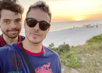 HUMORISTA ESTÁ NAMORANDO RAPAZ QUE ERA SEU FÃ