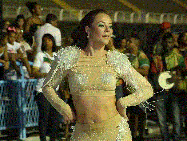 ATRIZ PAOLLA OLIVEIRA ARRASA EM NOITE DE SAMBA