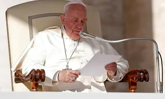 COM DORES NA PERNA, PAPA FRANCISCO NÃO PRESIDE VIGÍLIA DE PÁSCOA