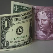 DÓLAR TEM MAIOR QUEDA DIÁRIA EM DOIS ANOS E FECHA EM R$ 5,51