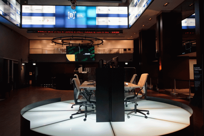 IBOVESPA FECHA EM BAIXA E TEM PRIMEIRA PERDA SEMANAL