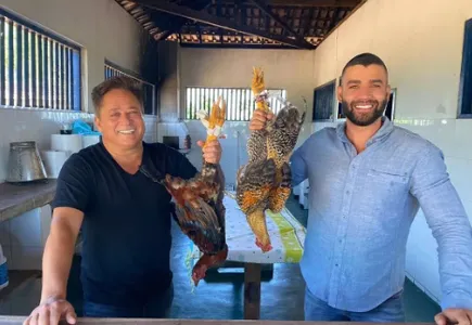 GUSTTAVO LIMA E LEONARDO CAUSAM NA WEB COM GALINHAS VIVAS