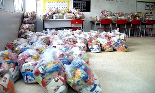 LAURO DE FREITAS: ESCOLA DOA 1 TONELADA DE ALIMENTOS