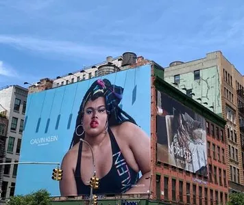 ATRIZ QUE BRILHA EM CAMPANHA DE GRIFE  FEZ A TRANSIÇÃO DE GÊNERO JUNTO COM A MULHER