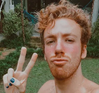 DIA DO ORGULHO LGBTQIA+: ATOR FAZ RELATO SOBRE ACEITAÇÃO