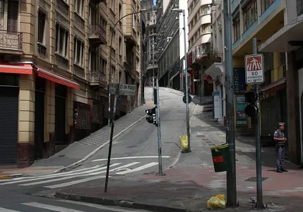Comércio fechado na rua 25 de Março durante a quarentena.