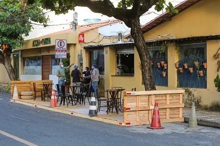 SALVADOR JÁ TEM RESTAURANTES OCUPANDO CALÇADAS