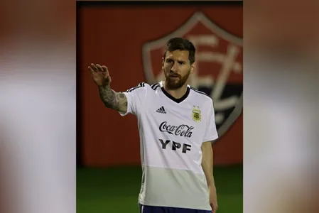 CLUBES DO BRASIL "CONTRATAM" MESSI E INTERNET NÃO PERDOA