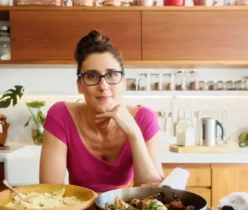 PAOLA CAROSELLA É XINGADA DE 'VAGABUNDA' EM REDE SOCIAL E REBATE