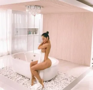 MAYRA CARDI POSA NUA EM BANHEIRO DE NOVA MANSÃO