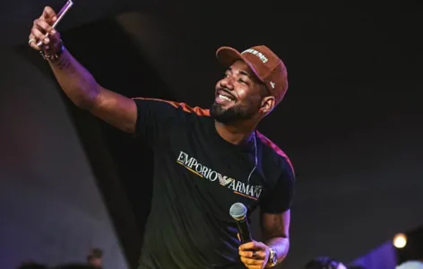 CASA DE SHOWS EM VILLAS DO ATLÂNTICO RETOMA PROGRAMAÇÃO COM SHOW DE O POETA