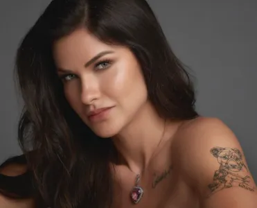 ANDRESSA SUITA FAZ TOPLESS EM ENSAIO