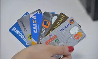 PAGAMENTOS COM CARTÕES AVANÇAM MAIS DE 30%