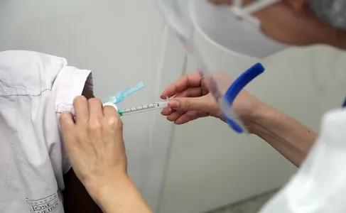 BRASIL JÁ VACINOU MAIS DE 4 MILHÕES DE PESSOAS