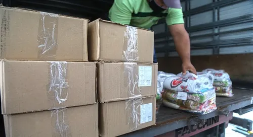SALVADOR ENTREGA 7 MIL CESTAS BÁSICAS A AMBULANTES