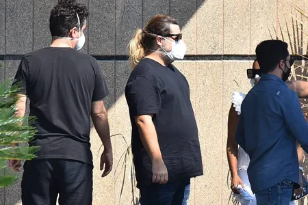 TATÁ WERNECK E MAIS FAMOSOS COMPARECEM A VELÓRIO DE PAULO