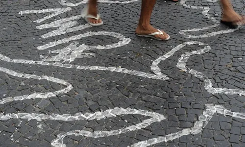Rio de Janeiro - Campanha contra homicídios de jovens negros pinta centenas de silhuetas de corpos no chão do Largo da Carioca (Fernando Frazão/Arquivo Agência Brasil)