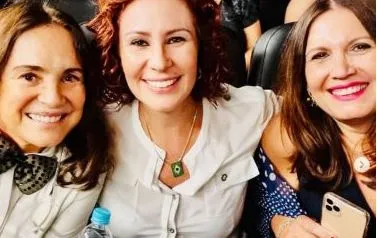 REGINA DUARTE VAI A PRÉ-ESTREIA DE FILME SOBRE BOLSONARO