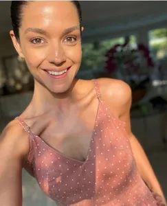 ATRIZ THAIS FERSOZA POSTA FOTO E MAGREZA ASSUSTA FÃS