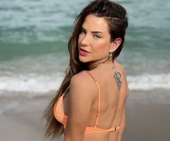 GABI MARTINS EXIBE TATUAGENS EM ENSAIO FOTOGRÁFICO NA PRAIA