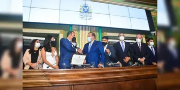 JÚNIOR BORGES RECEBE TÍTULO DE CIDADÃO SOTEROPOLITANO