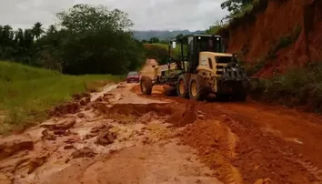 GOVERNO RECUPERA ESTRADAS AFETADAS PELA CHUVA NO SUL