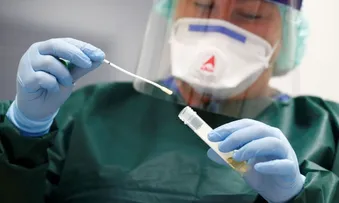 SISTEMA IMUNOLÓGICO DE VACINADOS E REINFECTOS RESISTEM À ÔMICRON