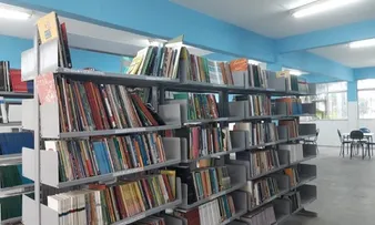 COLÉGIO ESTADUAL EM PIRAJÁ GANHA BIBLIOTECA COM 5 MIL LIVROS