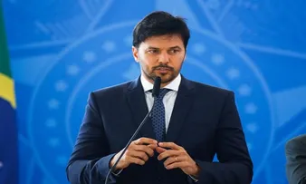 MINISTRO DAS COMUNICAÇÕES PROCESSA ERNESTO ARAÚJO