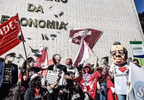 SERVIDORES FEDERAIS PROGRAMAM PARALISAÇÕES POR REAJUSTE