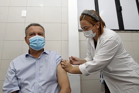 RUI COSTA RECEBE 3ª DOSE DE VACINA CONTRA A COVID-19