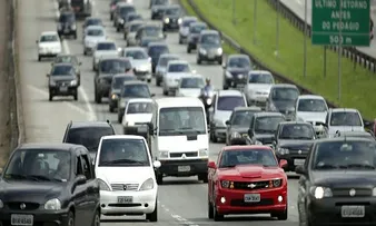 NOVA LEI PERMITE QUE VOCÊ 'FURE' SEMÁFORO FECHADO; ENTENDA
