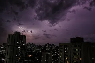 CERCA DE 160 RAIOS CAÍRAM EM SALVADOR EM 12H