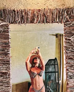 CAROL PEIXINHO POSTA SEQUÊNCIA DE FOTOS DE BIQUÍNI NAS REDES