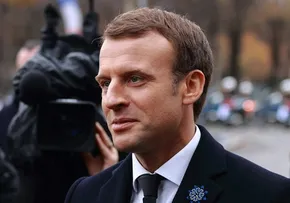 MANIFESTANTES ARREMESSAM TOMATES CONTRA MACRON