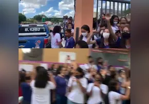 ESTUDANTES PROTESTAM CONTRA PROFESSOR ACUSADO DE ASSÉDIO