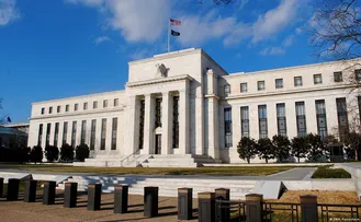 FED, O BANCO CENTRAL DOS EUA, DEVE ELEVAR JUROS HOJE. VEJA COMO ISSO AFETA O MUNDO E O BRASIL