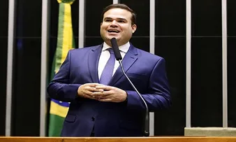 CACA LEÃO CRITICA JAQUES WAGNER E DIZ QUE PAI NÃO “AVISOU PELA IMPRENSA” SOBRE DESISTÊNCIA
