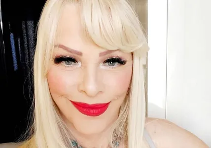 EX-ATRIZ PORNÔ OFERECE SEXO A PUTIN PARA ACABAR COM A GUERRA