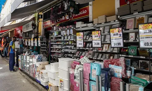 Comércio na SAARA (Sociedade de Amigos das Adjacências da Rua da Alfândega), centro da cidade.  Comércio não essencial está autorizado a reabrir a partir de hoje (9) na cidade do Rio de Janeiro depois de duas semanas fechados devido à pandemia de Covid-19.