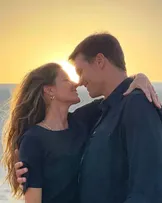 GISELE E TOM CURTEM FÉRIAS EM MEGA-IATE DE R$ 1,3 BI
